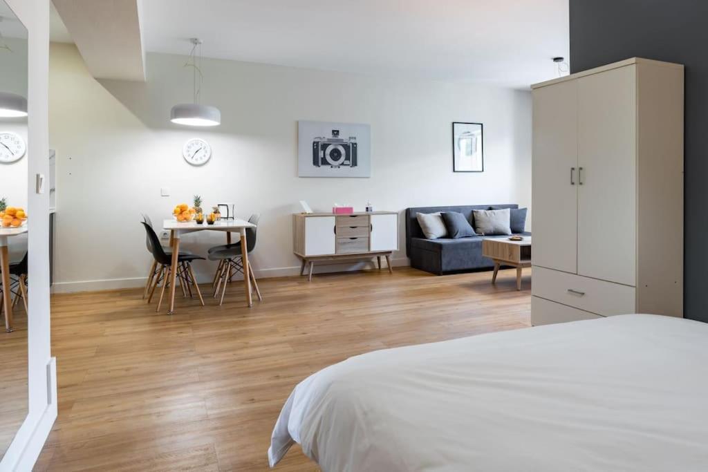 Large Comfy, Modern Studio 5 Min To Acropolis Athens Luaran gambar