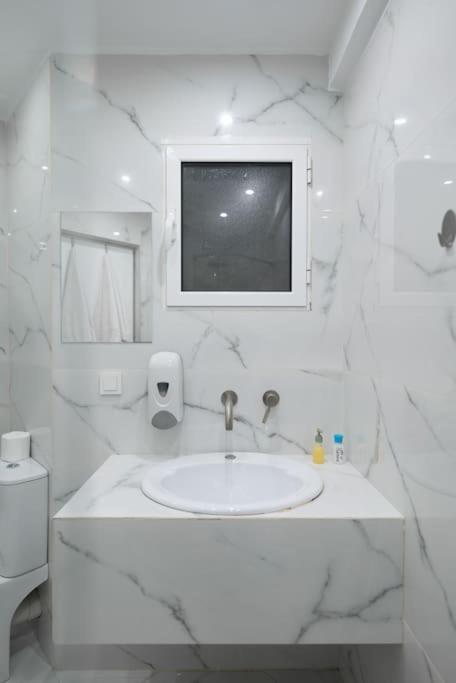 Large Comfy, Modern Studio 5 Min To Acropolis Athens Luaran gambar